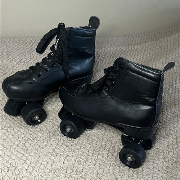 Black Roller Skates w/ Bag - Picture 4 of 9